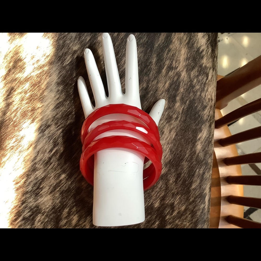 Set of 3 Vintage Carved Bakelite Bangle Bracelets - Picture 4 of 5